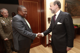 El secretario de Estado de Defensa de España, Pedro Arguelles, saluda al secretario de Defensa y Veteranos Militares de la República Sudafricana, Dr. Sam Makhudu Gulube