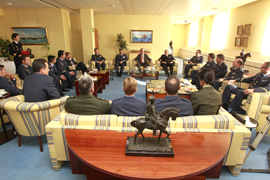 El ministro de Defensa, Pedro Morenés, acompañado por el JEMA, Francisco Javier García Arnáiz, entre otras autoridades de este ejército, ha recibido a una comisión de los participantes en las aeroevacuaciones,en la sede del Ministerio.