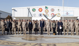 Sáenz de Santamaría visita el contingente español desplegado en Herat