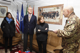 La vicepresidenta del Gobierno, Soraya Saénz de Santamaria, el ministro de Defensa, Pedro Morenés, y la subsecretaria  de Defensa, Irene Dominguez-Alcahud, durante su encuentro con el general Maurizio Scardino Jefe del TAAC-W.