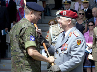 El teniente general Ramírez recibe el estandarte de la Unidad de manos del presidente del Comité Común del Eurocuerpo