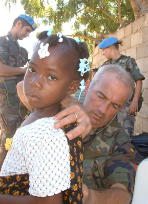 MÉDICOS MILITARES DEL CONTINGENTE ESPAÑOL EN HAITÍ PRESTAN ATENCIÓN SANITARIA A LA POBLACIÓN INFANTIL