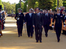 El ministro de Defnsa acompañado por los embajadores de Francia y Reino Unido, pasan revista a las tropas