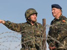 S.M. el Rey presencia un ejercicio de Tiro en el Campo de ¿Médano del Loro¿ (Huelva)