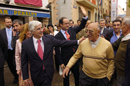 José María Barreda, presidente de la Junta de Castilla-La Mancha, José Bono, ministro de Defensa y demás autoridades durante su recorrido por las calles de Valdepeñas