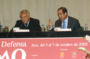 El ministro de Defensa, José Bono, y el expresidente del Gobierno, Felipe González, hoy en la clausura del XIII Curso Internacional de Defensa, en el Palacio de Congresos del Ayuntamiento de Jaca