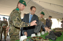 El ministro Bono visitó la Ciudadela de Jaca, sede de la Brigada de Cazadores de Montaña ¿Aragón nº 1¿ acompañado por el jefe de la Brigada, general Jaime Coll, recorrió una exposición estática con diverso material