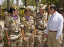 El ministro de Defensa, José Bono, conversa con militares profesionales (foto de archivo)