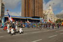 Pasan ante la tribuna Real, las banderas de los 19 paises , Iberoamericanos, invitados por España para participar en el desfile, del día de la Fiesta Nacinal