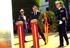 El ministro de Defensa, José Bono, acompañado por el Almirante Jefe de la Armada, Sebastián Zaragoza, colocan una corona ante el monolito, en el parque Genovés