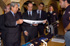 El ministro de Defensa, se interesa por los materiales con los que estan hechas los objetos de la exposición del museo en el castillo de Santa Catalina