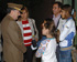 El general Felix Sanz, jefe del estado mayor de la Defensa, conversa con familiares de los militares que parten a Pakistán desde la base aérea de Torrejón