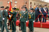 Un alumno de la academia de la Guardia Civil besando la Bandera