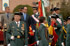 Una alumna de la academia de la Guardia Civil besando la Bandera