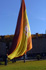 La Bandera Nacional comienza a subir hacia lo más alto del mastil, donde permanecera izada