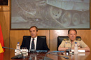 José Antonio Alonso, ministro de Defensa, junto al JEMAD, general de ejército, Félix Sanz , durante la rueda de prensa