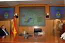 El ministro de Defensa, José Antonio Alonso, con el JEMAD, Félix Sanz, exponen sobre  el plano las características del despliegue del contingente
