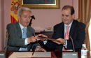 Francico Pardo, Secretario de Estado de Defensa, y Juan Carlos Aparicio, Alcalde de Burgos, intercambian carpetas para lafirma del convenio  para la urbanización de terrenos militares en Burgos.