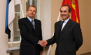 El ministro de Defensa, José Antonio Alonso, saluda a su homologo Jürgen Ligi a su llegada a Estonia