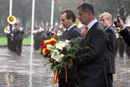 Los ministros de Defensa, José Antonio Alonso y el de Letonia, Atis Slakteris, realizan una ofrenda floral
