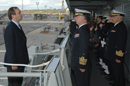 José Antonio Alonso,ministro de Defensa recibiendo honores a su llegada al BAA 'Castilla'