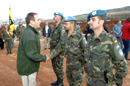 El ministro de Defensa durante su visita a las tropas en el Libano