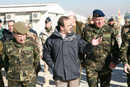 S.M. el Rey y el ministro de Defensa durante su visita a las tropas españolas desplegadas en Afganistán