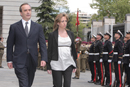 La ministra de Defensa Carme Chacón y José Antonio Alonso pasan revista a la tropa