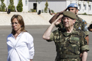 La ministra de Defensa, Carme Chacón, y el general Félix Roldán durante el homenaje a los fallecidos, en Líbano
