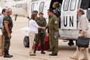 La ministra de Defensa Carme Chacón a su llegada en helicóptero al aeropuerto internacional de Beirut