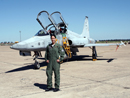 La alférez Rocío González Torres frente a un F-5