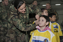 Militares españoles destinados en Camp Butmir, Sarajevo, con Vicente del Bosque entregan material deportivo y juguetes a niños de un orfanato