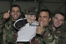Militares españoles destinados en Camp Butmir, Sarajevo, con Vicente del Bosque entregan material deportivo y juguetes a niños de un orfanato