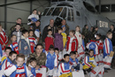 Militares españoles destinados en Camp Butmir, Sarajevo, con Vicente del Bosque entregan material deportivo y juguetes a niños de un orfanato