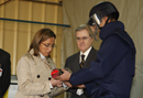 Carme Chacón, ministra de Defensa, durante la  rertirada de explosivo de una bomba de racimo en las instalaciones de la FAEX, El Gordo (Cáceres)