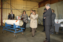 Carme Chacón, ministra de Defensa, durante la  rertirada de explosivo de una bomba de racimo en las instalaciones de la FAEX, El Gordo (Cáceres)