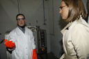 Carme Chacón, ministra de Defensa, durante la  rertirada de explosivo de una bomba de racimo en las instalaciones de la FAEX, El Gordo (Cáceres)