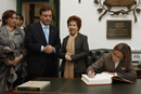 La ministra de Defensa firma en el Libro de Honor de la ciudad