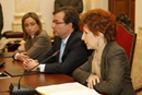 La ministra de Defensa, el presidente de Extremadura y la alcaldesa de Cáceres durente la firma del convenio en el Ayuntamiento
