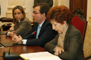 La ministra de Defensa, el presidente de Extremadura y la alcaldesa de Cáceres durente la firma del convenio en el Ayuntamiento