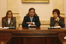 La ministra de Defensa, el presidente de Extremadura y la alcaldesa de Cáceres durente la firma del convenio en el Ayuntamiento