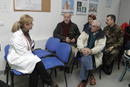 Vicente del Bosque durante su visita a un hospital en Sarajevo