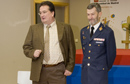 El general del Aire Julio Rodríguez recibe de los alumnos del colegio Gabriela Mistral las felicitaciones para los soldados españoles en el exterior