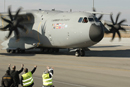 El A400M en pista de rodadura tras su primer vuelo