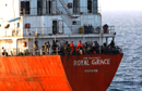 El equipo sanitario auxilia en popa a la tripulación del 'Royal Grace'