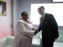 El secretario de Estado de Defensa de España, Pedro Argüelles, con la ministra de Defensa de Sudáfrica, Nosiviwe Noluthando, en LAAD 2013.