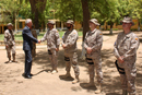 El ministro de Defensa saluda a componentes del contingente militar español.