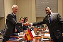 Encuentro del ministro Pedro Morenés con el titular  de Defensa chileno, Rodrigo Hinzpeter, durante el Foro de Seguridad de Halifax