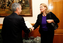 El JEMAD, almirante general Fernando García Sanchez, saluda a Mari Skare, representante especial del Secretario General de la OTAN para Mujeres, Paz y Seguridad.