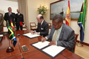 El secretario de Estado de Defensa de España, Pedro Arguelles, saluda al secretario de Defensa y Veteranos Militares de la República Sudafricana, Dr. Sam Makhudu Gulube